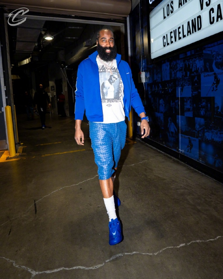 九游电脑版官方下载-客战湖人！骑士入场穿搭：哈登蓝白配最亮眼 米切尔简约白配棕