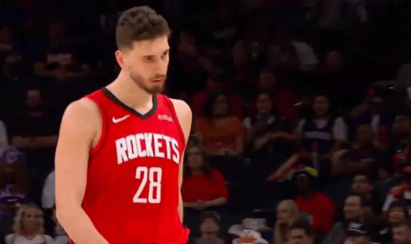 九游电脑版-杰伦-格林造成申京第四犯，申京下半场刚开局就被换下